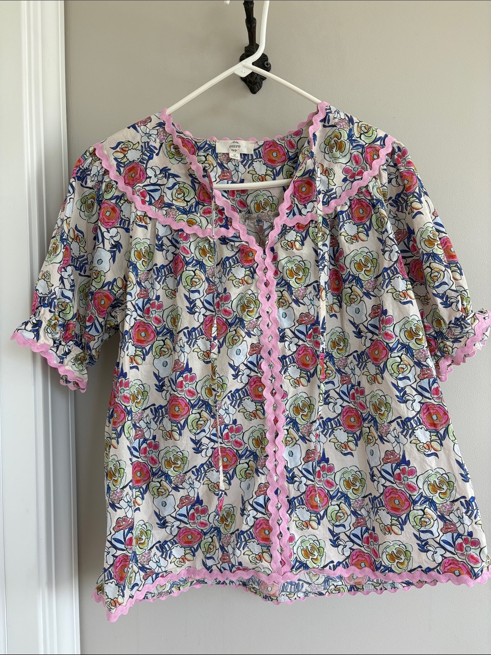 Entro White Floral Button-Front Blouse with Pink Ric Rac Trim Size Medium